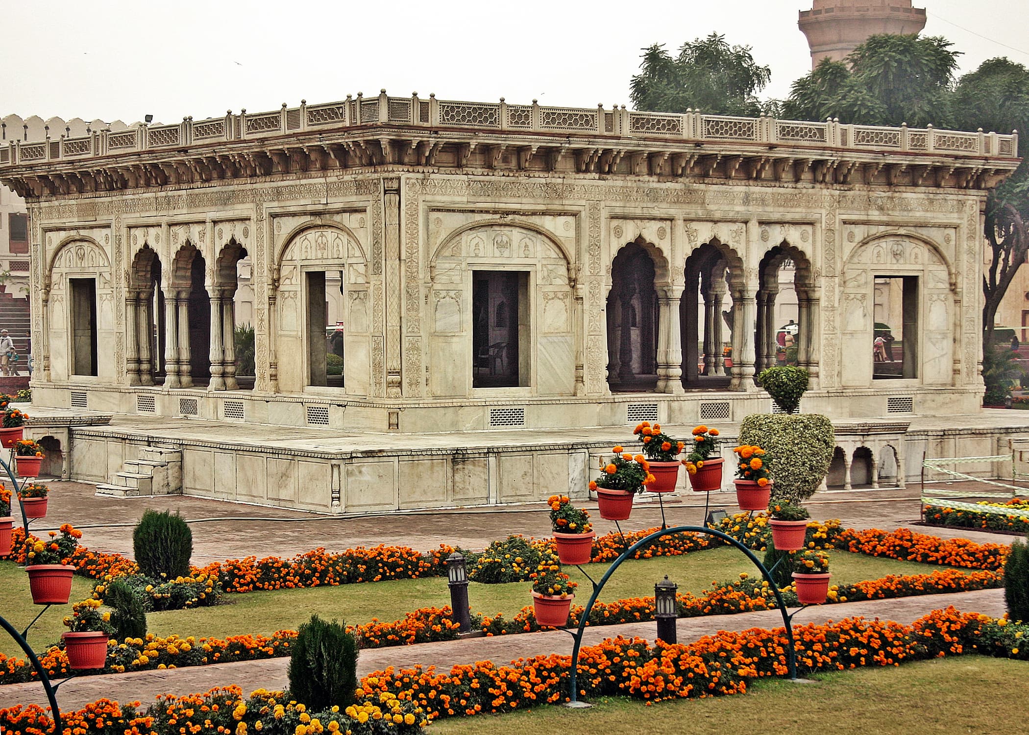 Hazuri Bagh & Baradari