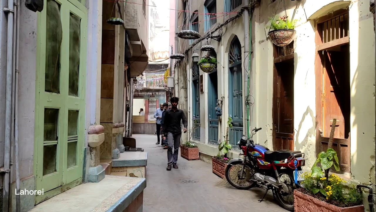 1 Day Heritage Walk Through the Royal Route and Old Streets of Walled City Lahore